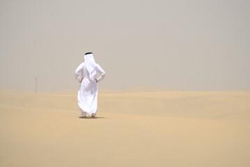 Scheich in der Wüste von Qatar - obrazy, fototapety, plakaty