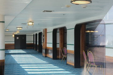 Elegante und luxuriöse Bar Observation Lounge im Art Deco Stil auf Ozeanliner Kreuzfahrtschiff mit...