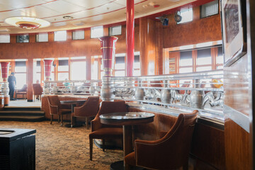 Elegante und luxuriöse Bar Observation Lounge im Art Deco Stil auf Ozeanliner Kreuzfahrtschiff mit Stühlen, Tischen und Bartresen, Teakholz, Messing, Fenstern und Stuck Decke Intarsien