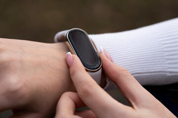 Setting smart watches on a wrist with two fingers