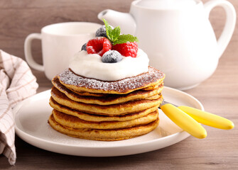 pancakes with cream and berries