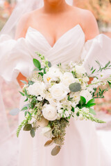 bride holding bouquet of flowers