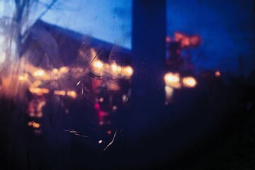 Abstraktes Motiv mit Hütte mit goldgelben Lichtern auf Weihnachtsmarkt in Stadt am Abend im Winter