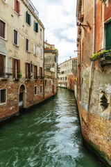Fototapeta na wymiar Houses in narrow canals within the city of Venice.