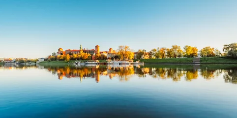 Crédence de cuisine en verre imprimé Cracovie Wawel castle famous landmark in Krakow Poland. Landscape on coast river Wis