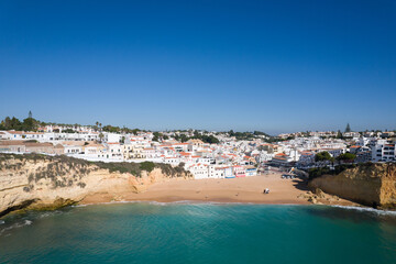 Carvoeiro Portugalia, miasto i plaża z góry
