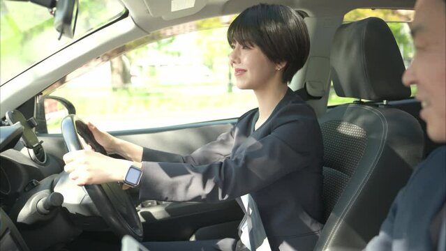 車を運転する30代女性会社員