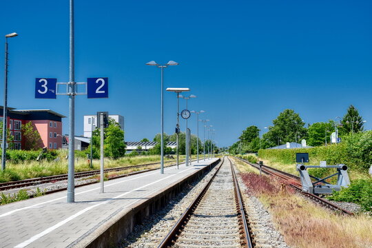 Pfarrkirchen, Bahnhof, Bahnsteig, Gleis, Eisenbahn, Schienen, Mast, Licht, Beleuchtung, Schwellen, Schotter, Schotterbett, Gleisbett, Nahverkehr, Zug, Gleise, Abstellgleis, Prellbock, Schild, Tafel, N