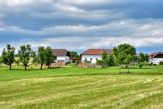 M&uuml;hlviertel, Ober&ouml;sterreich, H&uuml;gelland, Landwirtschaft, Wiesen, Felder, Wiese, Feld, Acker, Wald, Baum, Bauernhaus, Bauernh&auml;user, Vierkanter, Hof, Vierkanthof, Tradition, Brauchtum, Sommer, Erntezeit,