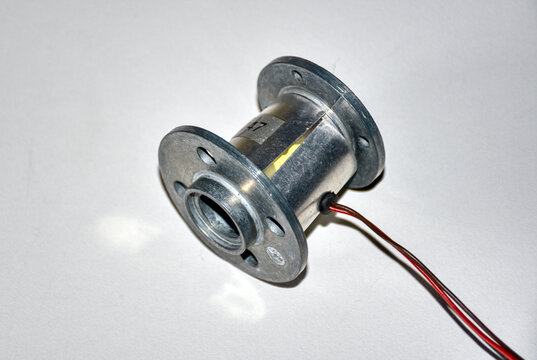 Polarizer, magnetisch, Satellit, Flansch, Flanschanschluss, Metall, Ku-Band, LNB, Sat-Antenne, Parabol, Offset, Kabel, Draht, Anschluss, Zweiadrig, Polarisation, Horizontal, Vertikal, Satellitenempfan