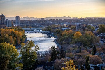 Naklejka premium Calgary landscape at sunset with mountain views in the distance