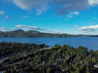 Fototapeta na wymiar foto aerea del lago argentino en san carlos de bariloche en la patagonia argentina