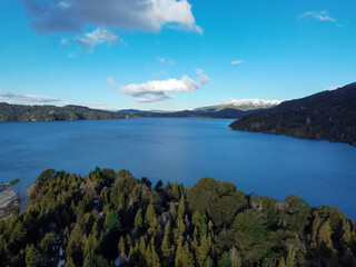 Fototapeta premium vista aerea de el lago argentina en san carlos de bariloche en santa cruz argentina