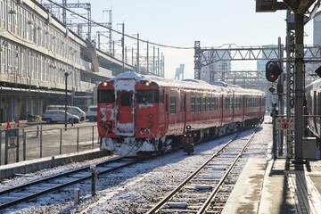 冬の日、広島駅に到着する芸備線気動車 - obrazy, fototapety, plakaty