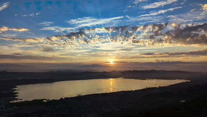 Fototapeta premium A beautiful sunrise over Lake Elsinore California