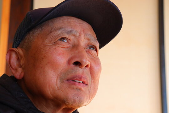 疑う顔　険しい顔のおじさん　シニア
