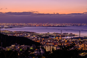 夜明け前の神戸、大阪湾を隔てて大阪の市街地をのぞむ