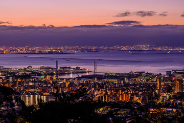 Fototapeta premium 夜明け前の神戸、大阪湾を隔てて大阪の市街地をのぞむ