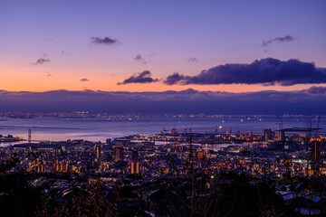 夜明け前の神戸、大阪湾を隔てて大阪の市街地をのぞむ
