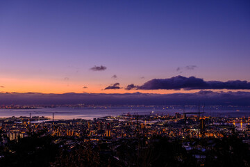 夜明け前の神戸、大阪湾を隔てて大阪の市街地をのぞむ