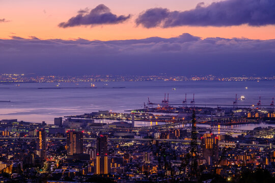 夜明け前の神戸、大阪湾を隔てて大阪の市街地をのぞむ © 宮岸孝守