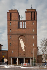 Denkmalgeschützte katholische Kirche "St. Maria Friedenskönigin" in Cottbus im Winter - Inschriften wurden teilweise entfernt