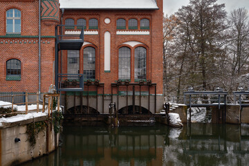 Historisches Elektrizitätswerk mit Stauwehr am Cottbuser Mühlgraben im Winter, Blick von Westen