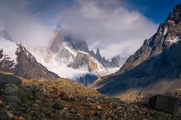 Papier Peint photo Lavable Cerro Torre A tiny woman standing alone in the Agostini campsite surrounded by mountain range in the morning with Mt.Cerro torre as background (Patagonia)