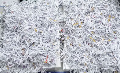 Papier pocięty na kawałki w niszczarce, zniszczone dokumenty firmowe  - obrazy, fototapety, plakaty
