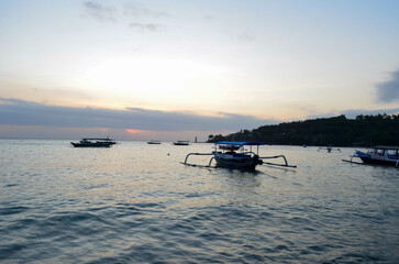 Obraz premium The beauty of Senggigi Beach at sunset with boats that decorate the beautiful beachfront