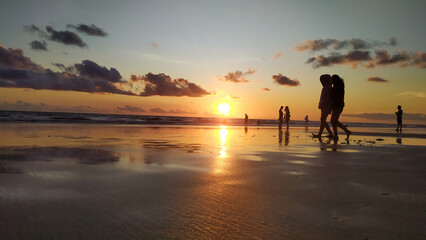 Fototapeta premium A modern outdoor living space featuring a dining area and lounge seating.