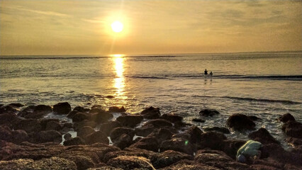 Obraz premium The view of the sunset in Nusa Penida is very beautiful and enchanting with an orange sky