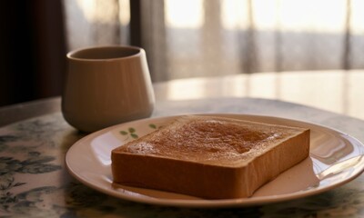 バタートーストとコーヒーの朝食