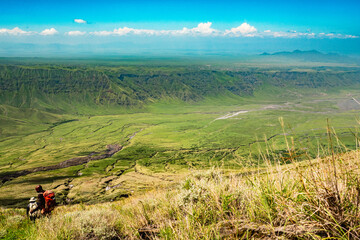 Obraz premium A hiker against a mountain background at Mount Ol Doinyo Lengai in Tanzania 