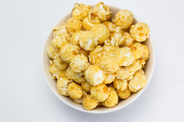 Tazón de palomitas de maíz con azúcar caramelizada