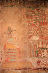 Vue de peintures colorées avec Anubis d'un mur du temple d'Hatchepsout (Egypte)