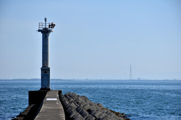 防波堤の端にある灯台