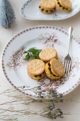 かぼちゃクリームの黒豆サンド