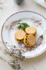 かぼちゃクリームの黒豆サンド