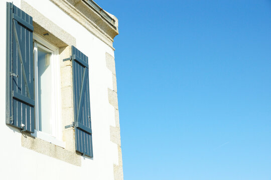 facade de maison volet bleus
