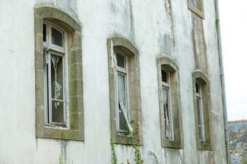 Fototapeta na wymiar bâtiment abandonné 