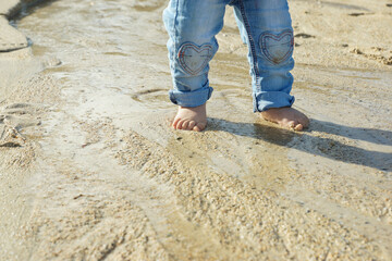 pieds d'enfants dans l'eau