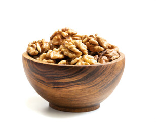 Walln&uuml;sse in Holzschale isoliert auf wei&szlig;em Hintergrund, Freisteller 