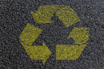 symbole recyclage sur asphalte 