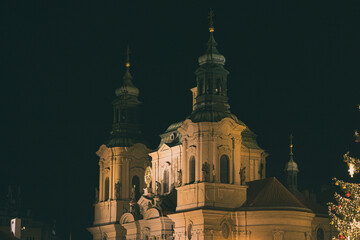 wierza z kolumnami w nocy - praga
