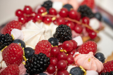 Détail d'un gateau d'anniversaire aux fruits frais