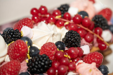 fruits rouges et meringues sur un gâteau