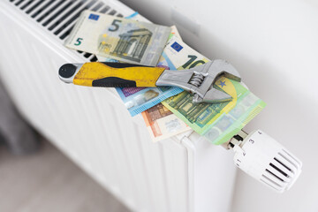 Manual thermostat of the temperature of the heating battery in the apartment. Money for the heating.