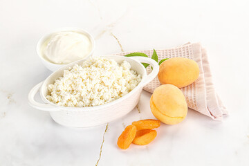 Cottage cheese with apricot and cream