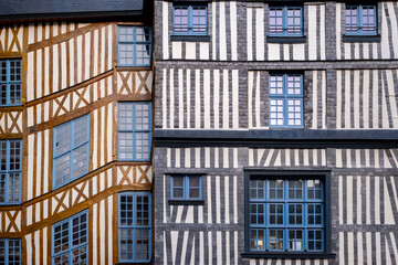 Une façade d'immeuble typique de Normandie avec des colombages
